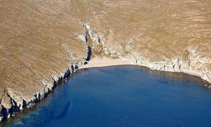 Ερημικές παραλίες Λέσβου προσβάσιμες μόνο με σκάφος